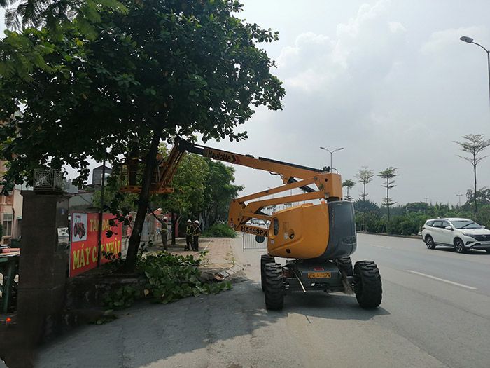 personnel lift xe nang nguoi trong sua chua cuu ho
